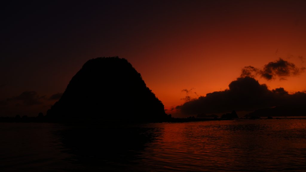 Pulau Merah-Malam adalah jawaban. 
