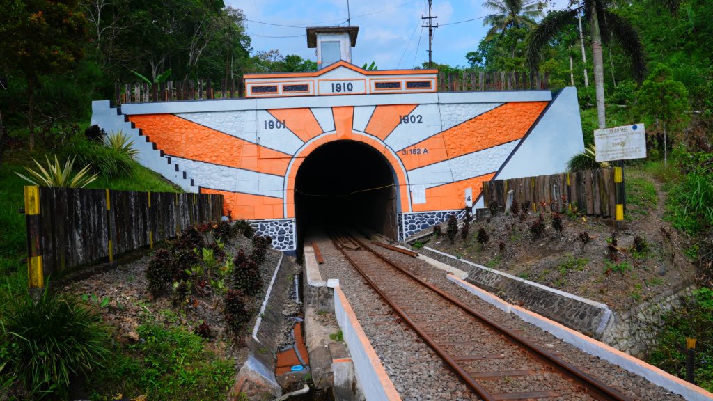 Terowongan Mrawan-Sarang ular berumur lebih dari seabad